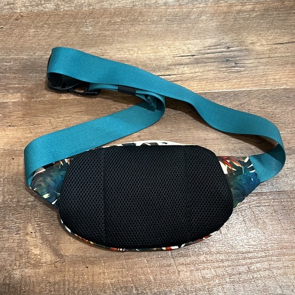 Kavu Spectator Fanny Pack - Belt Bag - Picture 4 of 7